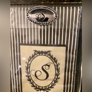NWT MUD PIE ACRYLIC NAPKIN HOLDER W/ “S” Monogram plaque and Napkins